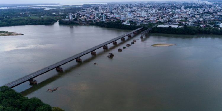 Empresa é denunciada por despejar esgoto sem tratamento no rio Doce em Linhares