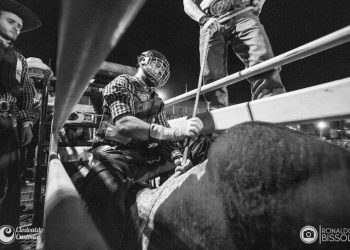 Peão de Rio Bananal está entre os 15 competidores do rodeio na cidade