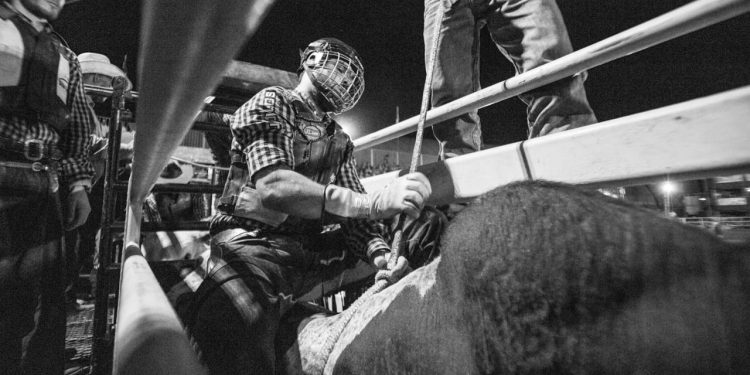 Peão de Rio Bananal está entre os 15 competidores do rodeio na cidade