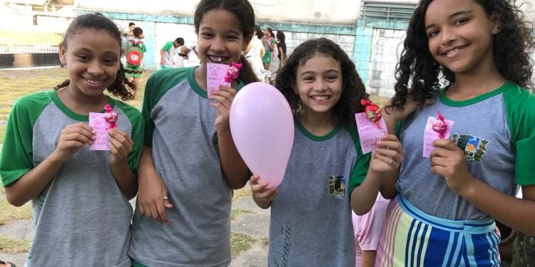 Outubro Rosa: Câmara de Sooretama envolve estudantes em campanha de prevenção ao câncer de mama