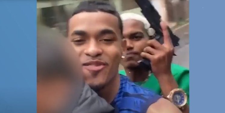 Vídeo mostra jovens de moto momentos antes de acidente e execução em ambulância do Samu