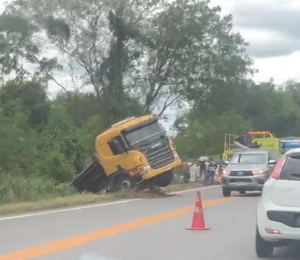 Carreta carregada com açúcar tomba na BR 101; motorista evitou tragédia maior, segundo testemunha