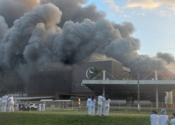 Incêndio de grandes proporções atinge a fábrica da Cacau Show em Linhares