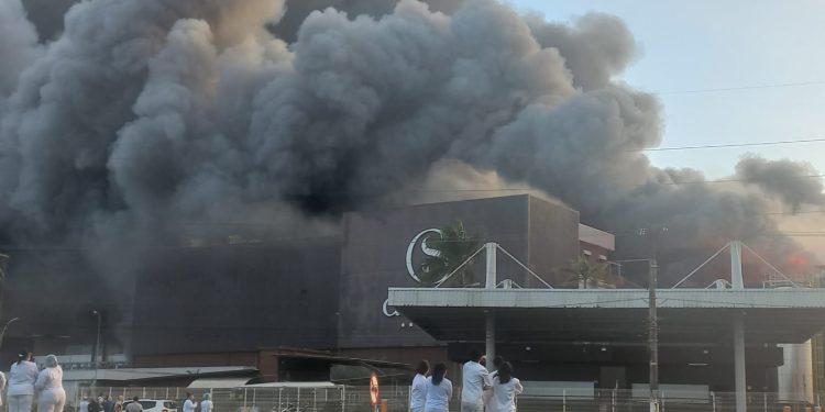Incêndio de grandes proporções atinge a fábrica da Cacau Show em Linhares