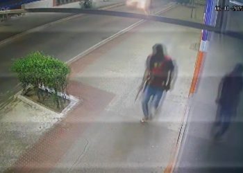 Vídeo mostra execução de jovem no centro de Linhares