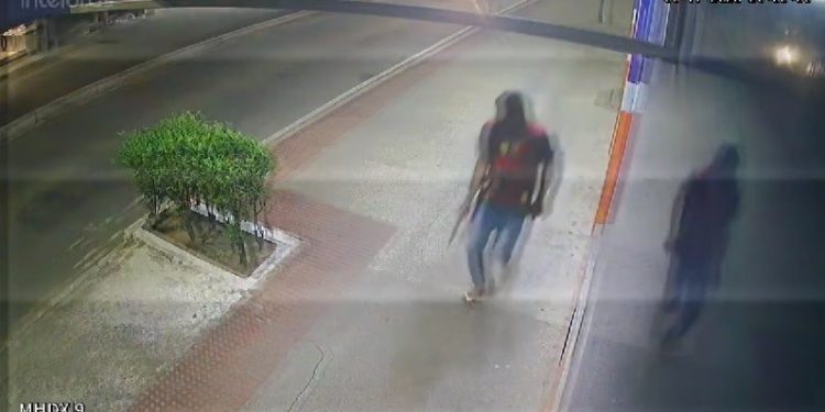 Vídeo mostra execução de jovem no centro de Linhares