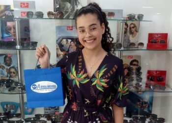 Cliente de Sooretama ganha prêmio na promoção de aniversário da Ótica Avenida