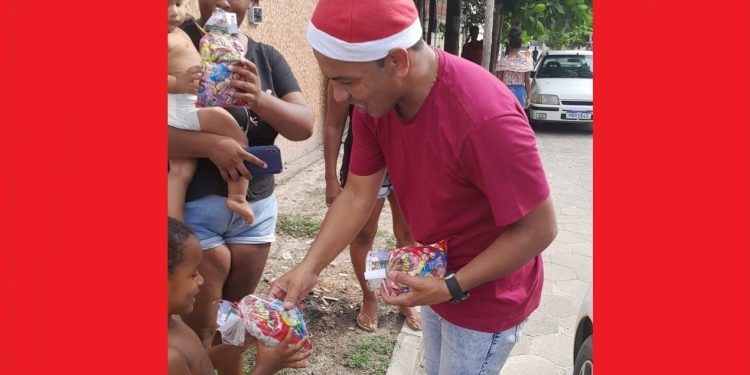 ‘Vereador Noel’ percorre Sooretama e faz a alegria da criançada no Natal