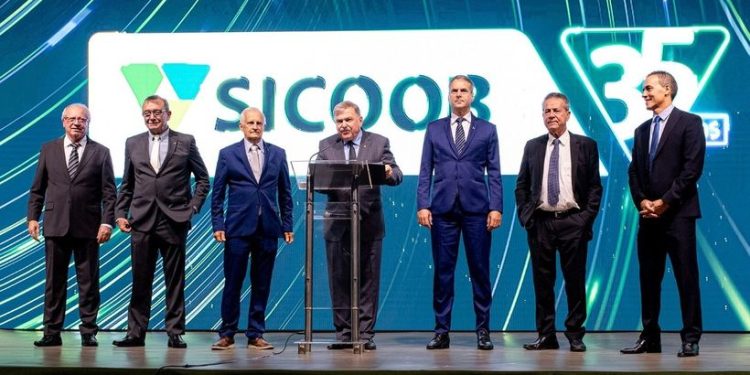 Sicoob celebra 35 anos de cooperativismo de crédito no ES