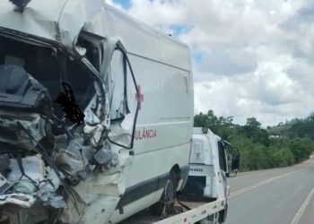 Ambulância de R$ 350 mil está abandonada há quase três anos em Governador Lindenberg