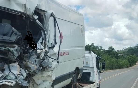 Ambulância de R$ 350 mil está abandonada há quase três anos em Governador Lindenberg