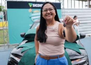 Mais uma moradora do Norte do ES ganha carro zero e caminhão de prêmios em promoção nacional do Sicoob