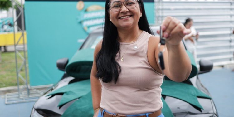 Mais uma moradora do Norte do ES ganha carro zero e caminhão de prêmios em promoção nacional do Sicoob