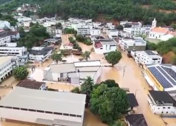 Rio Bananal volta a sofrer com enchente após ser a cidade onde mais choveu no ES