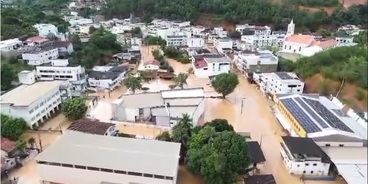 Rio Bananal volta a sofrer com enchente após ser a cidade onde mais choveu no ES
