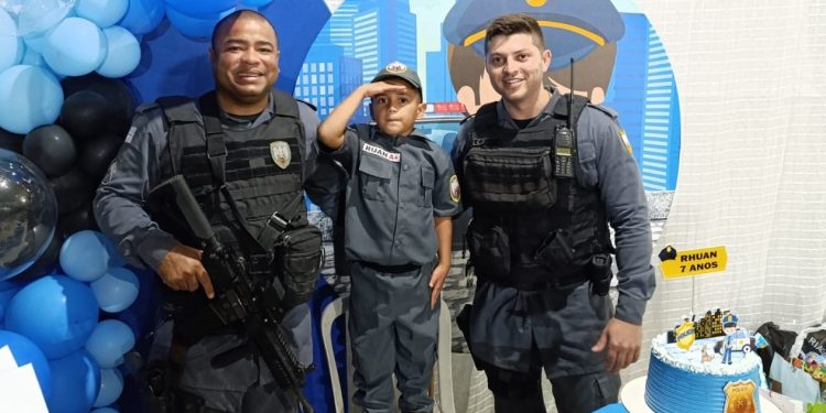 Garoto de Sooretama realiza sonho ao receber policiais militares em sua festa de aniversário