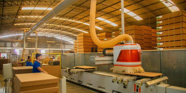 100 vagas de emprego abertas na indústria moveleira de Linhares