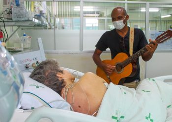 Música leva conforto e acolhimento a pacientes de UTI em Linhares