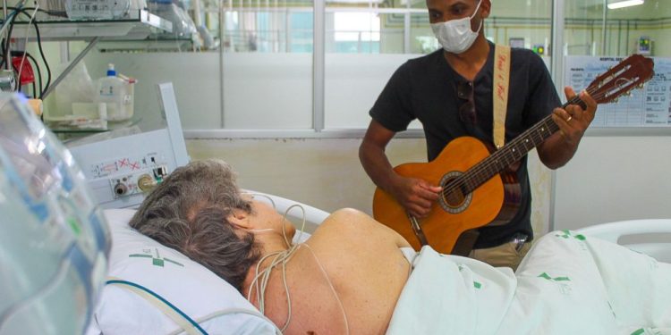 Música leva conforto e acolhimento a pacientes de UTI em Linhares