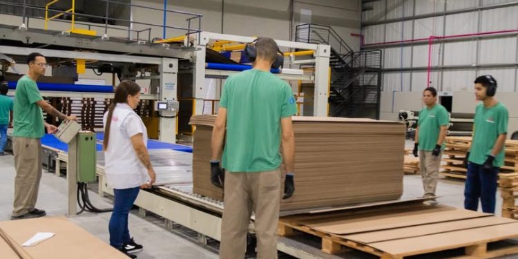 Linhares segue entre as cidades que mais geram empregos com carteira assinada no ES