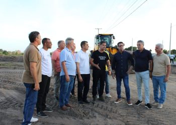 Vice-governador e prefeito visitam início das obras de fabrica de móveis em Jaguaré