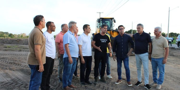 Vice-governador e prefeito visitam início das obras de fabrica de móveis em Jaguaré