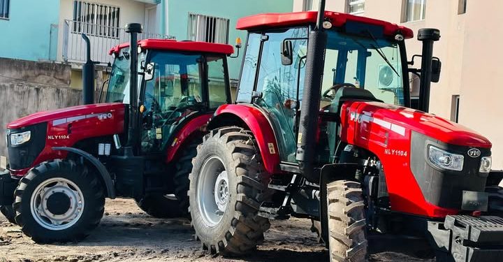 Fernando entrega novos equipamentos para a agricultura de Sooretama