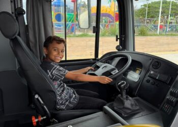 Estudante autista realiza sonho ao visitar empresa de ônibus em Linhares