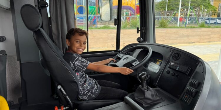 Estudante autista realiza sonho ao visitar empresa de ônibus em Linhares