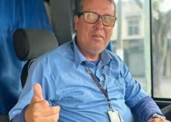 Reconhecimento: motorista de ônibus recebe homenagem de passageiros em Linhares