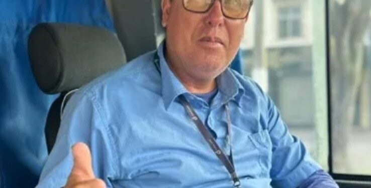 Reconhecimento: motorista de ônibus recebe homenagem de passageiros em Linhares