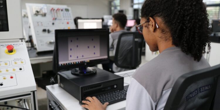 Para mulheres: Senai/ES abre 1.500 vagas em cursos gratuitos de TI e Inteligência Artificial