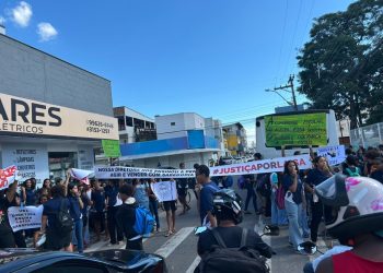 Protestos entram no terceiro dia contra afastamento de diretora de escola em Linhares