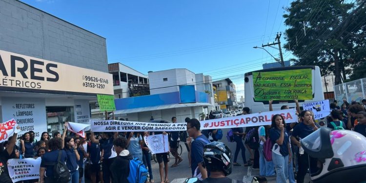 Protestos entram no terceiro dia contra afastamento de diretora de escola em Linhares