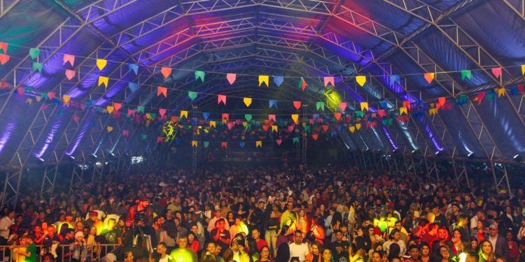 Ecad cobra R$ 800 mil da Prefeitura de Linhares por direitos autorais de eventos públicos