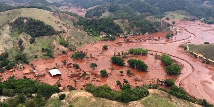 Disputa entre escritórios coloca em xeque representação de atingidos de Mariana na Justiça inglesa